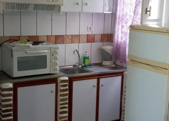 Aposperitis & Apartment Kini