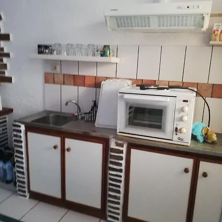 阿波斯佩里提客房公寓 *